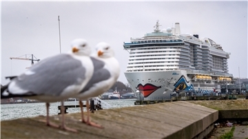 Das Kreuzfahrtschiff "Aidacosma" liegt im Hafen. Das Schiff ist das zweite in der Aida-Flotte mit einem Flüssiggasantrieb (LNG).