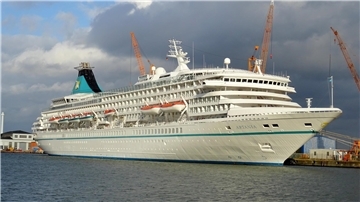 Die „Artania“ liegt an der Pier der Lloyd Werft in Bremerhaven.