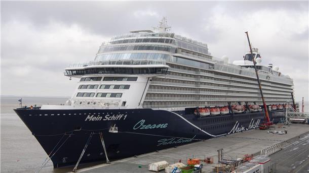 Das Kreuzfahrtschiff „Mein Schiff 1“ kommt aus der Werft nach Bremerhaven zurück.