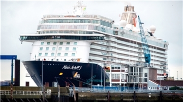Das Kreuzfahrtschiff „Mein Schiff 3“ der Reederei TUI Cruises ist in Cuxhaven wegen eines positiven Corona-Tests unter Quarantäne gestellt worden.