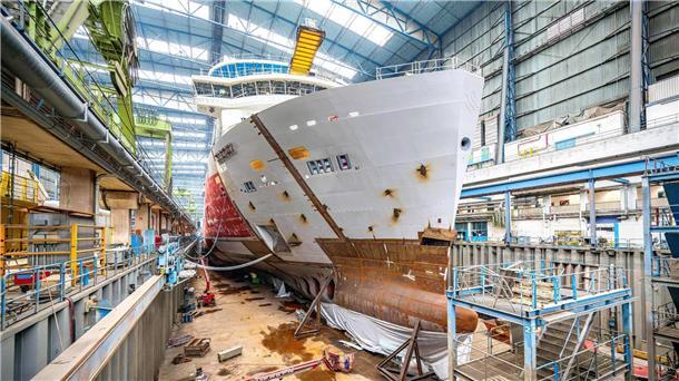 Krise auf der Meyer Werft: Mehr als 400 Stellen in Gefahr Das Kreuzfahrtschiff „Silver Ray“ in einer Halle der Meyer Werft (Archivbild).
