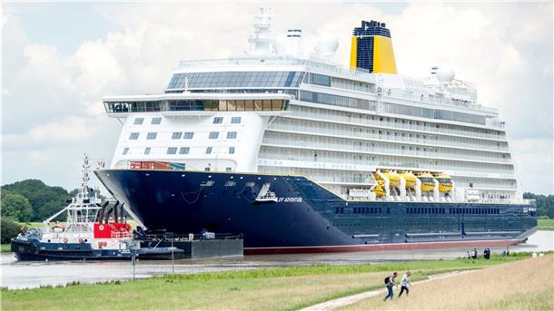Das Kreuzfahrtschiff „Spirit of Adventure“ hat die Meyer Werft in Papenburg verlassen. Mit Hilfe von zwei Schleppern wird das Schiff nun zur Nordsee gebracht. Rückwärts funktioniert das wegen der Manövrierfähigkeit besser. Ab Montag wird der Kreuzliner mit der britischen Reederei Saga Cruises erprobt.