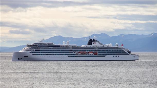 Riesenwelle trifft Kreuzfahrtschiff - Gast stirbt Das Kreuzfahrtschiff „Viking Polaris“ liegt vor Ushuaia. Beim Aufprall einer gewaltigen Welle auf das Kreuzfahrtschiff auf Antarktis-Tour sind ein Fahrgast getötet und vier weitere verletzt worden.