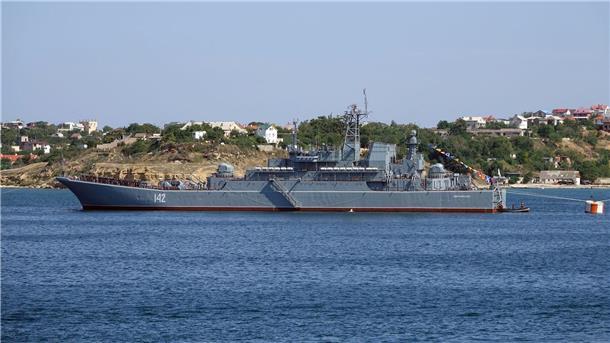 Russisches Kriegsschiff in Krim-Hafen getroffen - ein Toter Das Kriegsschiff „Nowotscherkassk“ der russischen Schwarzmeerflotte vor der Hafenstadt.
