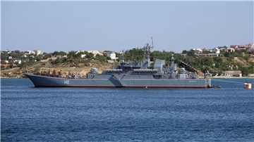 Das Kriegsschiff „Nowotscherkassk“ der russischen Schwarzmeerflotte vor der Hafenstadt.
