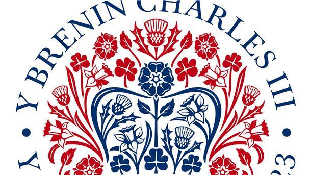 Offizielles Emblem für Krönung von Charles III. vorgestellt Das Krönungsemblem von König Charles III. wurde von einem ganz bestimmten Designer entworfen.