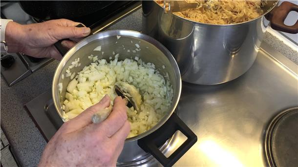 Das Küchenteam kocht für den gemeinsamen Mittagstisch ganz frisch Dutzende von Portionen.