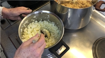 Das Küchenteam kocht für den gemeinsamen Mittagstisch ganz frisch Dutzende von Portionen.