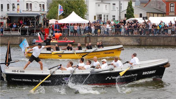 Fischbrötchen und Verliebte: Das bietet das Binnenhafenfest in Brake Das Kutterpullen - alljährlich ein tolles Spektakel - gehört auch diesmal zum Programm des Binnenhafenfestes.