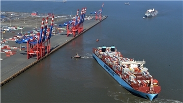 Containerschiff beim Anlegemanöver