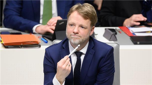 Das Land habe beim Solarausbau eine Vorbildfunktion, sagt Finanzminister Heere. (Archivbild)