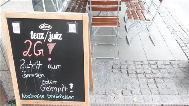 Schild vor einer Kneipe
