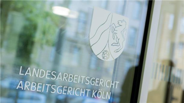 DFB-Schiedsrichter dürfen vor Arbeitsgerichten klagen Das Landesarbeitsgericht Köln hat beschlossen, dass DFB-Schiedsrichter den Rechtsweg zu den Arbeitsgerichten einschlagen können.