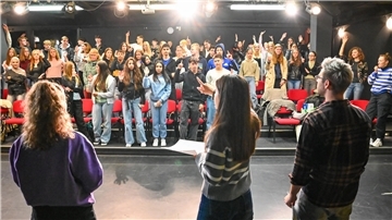 Das Landesschultheatertreffen findet in Bremerhaven statt. 75 Schüler werden mit den Theaterpädagogen Elisabeth Schneider, Schirin Badafaras, Luca Hämmerle (v. li.) sowie Florian von Zameck-Glyscinski zu „Romeo und Julia“ arbeiten.