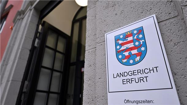 Das Landgericht Erfurt verhandelt einen Fall gegen einen 74-jährigen Mann, der in seiner Wohnung operative Eingriffe an mehreren Männern gegen Bezahlung durchgeführt haben soll.
