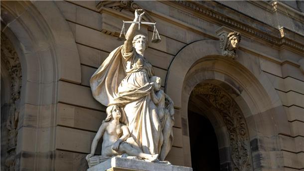 Erbstreit gegen Drogerie-Chef Müller: Gericht weist Klage ab Das Landgericht Ulm hat die Klage der drei erwachsenen Adotpierten abgewiesen.