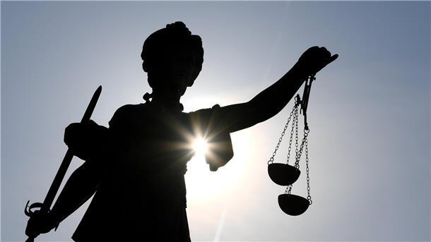Das Landgericht Verden erhebt schwere Vorwürfe gegen einen Mann aus der Gemeinde Scheeßel. Der 27-Jährige soll unter anderem einen Mann entführt und im Wald misshandelt haben.