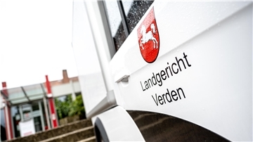 Das Landgericht Verden hat am Mittwochnachmittag zwei 36 und 32 Jahre alte Angeklagte wegen Mordes an einem Albaner zu lebenslangen Freiheitsstrafen verurteilt.