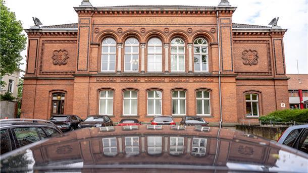 Das Landgericht Verden ist zurzeit Schauplatz eines Prozesses gegen einen Mann, der in Fischerhude eine Frau und deren Sohn getötet haben soll.