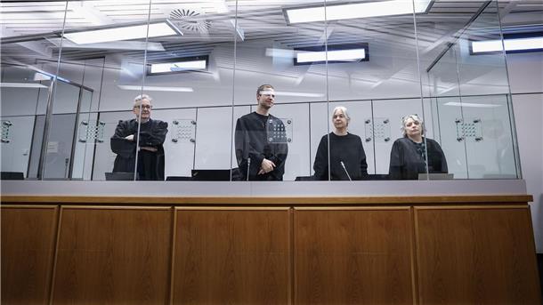 Klette-Verteidigung scheitert mit mehreren Anträgen Das Landgericht Verden lehnte die Anträge der Verteidigung ab. Die frühere RAF-Terroristin Daniela Klette (2.v.r.) wird von Ulrich von Klinggräff, Lukas Theune und Undine Weyers (v.l.) vertreten.
