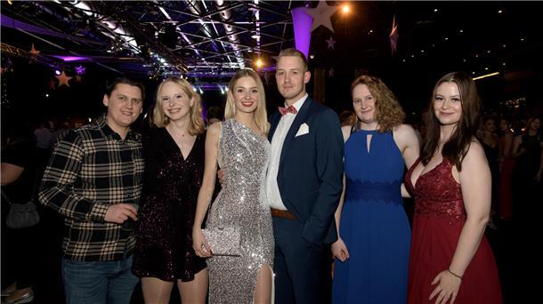 So feierten die 4000 Gäste beim Weihnachtszauber Das lange Abendkleid gehörte bei vielen Besucherinnen dazu.