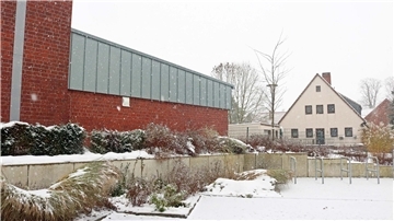 Das leerstehende Haus neben der Uthleder Turnhalle soll abgerissen und das Grundstück neu beplant werden. Dafür wurden Gelder im Haushalt für 2024 bereitgestellt.