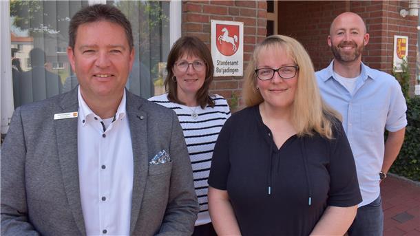Bild von Butjadingens Bürgermeister Axel Linneweber, Sonja Micheel (Leiterin des Amtes für Zentrale Dienste), Kerstin Cremer (neue Leiterin des Amtes für Finanzdienste) und Eike Bartzsch (Leiter des Amtes für Bau- und Bürgerdienste).
