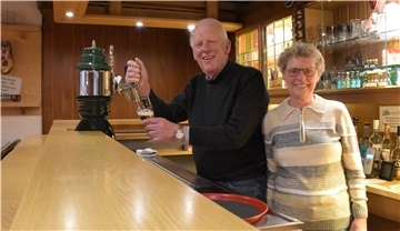 Udo und Luise Otten-Rebien betreiben seit fast 55 Jahren die Gaststätte "Zur goldenen Aue" in Bramstedt-Gackau. Ende des Jahres schließen sie ihr Traditionslokal. 