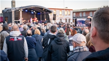 Das letzte Konzert beim Musiksommer 2023 mit der Band "Floyd Unlimited" hat rund 3000 Menschen in den Fischereihafen gelockt.