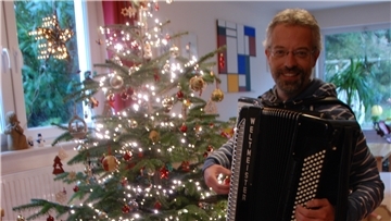 Das letzte Telefon-Konzert bei den „Glücksmomenten“ gab Jan-Hendrik Ehlers an Heiligabend um 11 Uhr. Der freischaffende Musiker aus Bad Bederkesa ist begeistert von der Aktionsreihe, die die Stadt Geestland aufgelegt hat, um Menschen in Corona-Zeiten zu erfreuen. Der 45-Jährige hofft darauf, dass musikalische Botschaften dieser Art im nächsten Advent wieder von Angesicht zu Angesicht vermittelt werden können.