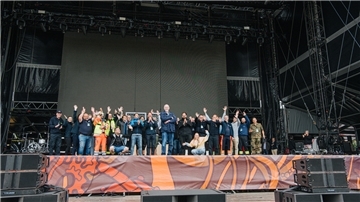 Das ließen sich die Deichbrand-Macher nicht nehmen: Beim jüngsten Festival reservierten sie für ein Gruppenfoto mit Wilhelm Flaswinkel (Mitte) die große Open-Air-Bühne.