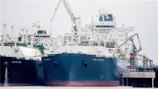 Wilhelmshaven bisher wichtigstes deutsches LNG-Terminal Das LNG-Tankschiff „Golar Seal“ (l) liegt neben dem Spezialschiff „Höegh Esperanza“ an einem neuen Anleger im Jadebusen.