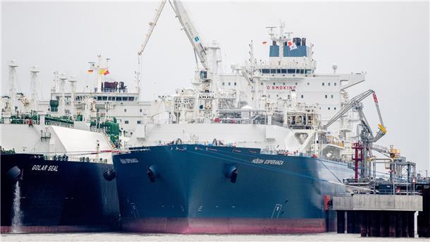 Das LNG-Tankschiff „Golar Seal" (links) liegt in Wilhelmshaven neben dem LNG-Termimal „Höegh Esperanza" an einem neuen Anleger im Jadebusen. Die „Höegh Esperanza" wird als schwimmende Plattform (FSRU) genutzt, um LNG von Tankschiffen anzulanden und zu regasifizieren.