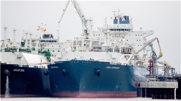 Das LNG-Tankschiff „Golar Seal" (links) liegt in Wilhelmshaven neben dem LNG-Termimal „Höegh Esperanza" an einem neuen Anleger im Jadebusen. Die „Höegh Esperanza" wird als schwimmende Plattform (FSRU) genutzt, um LNG von Tankschiffen anzulanden und zu regasifizieren.