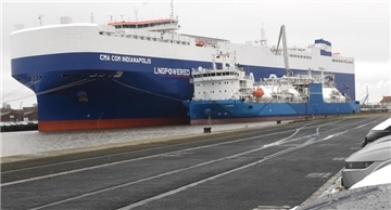 Das LNG-Tankschiff „Kairos“ hat erstmals im Hafen verflüssigtes Erdgas übergeben: An den Neubau „CMA CGM Indianapolis“, bevor er zurückfährt nach Singapur.