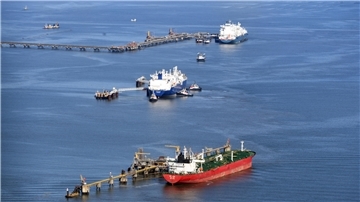 Schiffe und LNG-Terminals. Das LNG-Terminal in Wilhelmshaven gilt als Schlüsselprojekt der deutschen Energieversorgung – doch seine Auslastung ist umstritten.