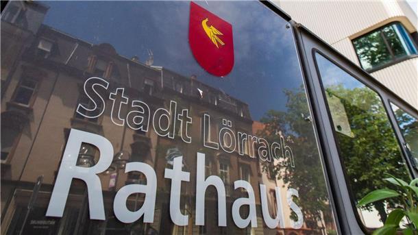 Lörrach will weiter Wohnungen in Flüchtlingsheim umwandeln Das Lörracher Rathaus: Mitarbeiter sollen beschimpft und bedroht worden seien.