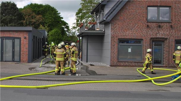 Lager eines Fahrradhändlers in Brake ausgebrannt Das Löschwasser musste von der Golzwarder Straße über die Hofeinfahrt an den Brandort geführt werden.