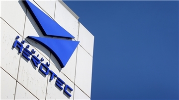 Das Logo der Airbus-Tochter Premium Aerotec am Hauptsitz des Unternehmens in Augsburg. Die Premium Aerotec GmbH soll zur Holding für alle Airbus- und Premium-Aerotec-Standorte entwickelt werden.