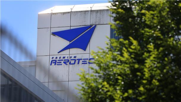 Das Logo der Airbus-Tochter Premium Aerotec am Hauptsitz des Unternehmens.
