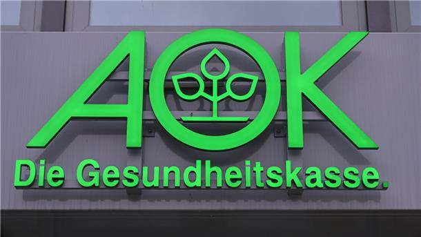 Das Logo der AOK, Allgemeine Ortskrankenkasse, ist an einem Gebäude zu sehen.
