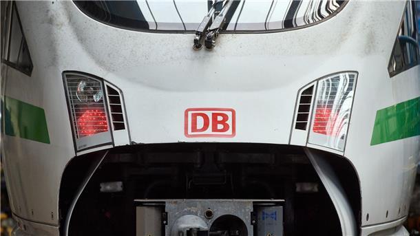 Das Logo der Deutschen Bahn ist auf der Front eines ICE zu sehen.
