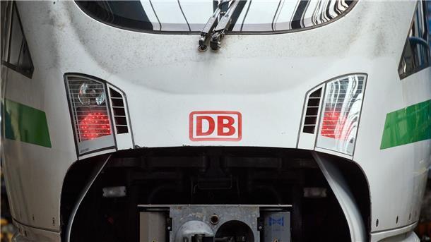 Verzögerungen bei Arbeiten auf ICE-Strecke Göttingen-Kassel Das Logo der Deutschen Bahn ist auf der Front eines ICE zu sehen.