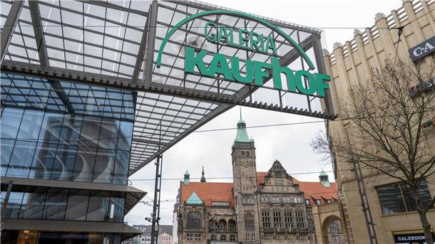 Galeria: Diese 16 Warenhäuser schließen Ende August Das Logo der Galeria Kaufhof prangt groß über dem Neumarkt in Chemnitz. Die Filiale ist auch von den Schließungen betroffen (Archivbild).