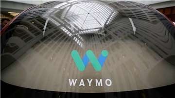 Das Logo der Google-Schwesterfirma Waymo ist während eines Google-Events auf der Scheibe eines fahrerlosen Waymo-Autos zu sehen.