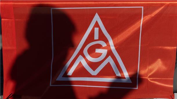 IG Metall will 32-Stunden-Woche bei gleichem Lohn Das Logo der IG Metall auf einem Banner.