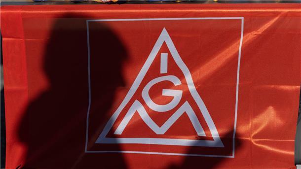 IG Metall treibt Kampf um Verträge in Windindustrie voran Das Logo der IG Metall auf einem Banner.
