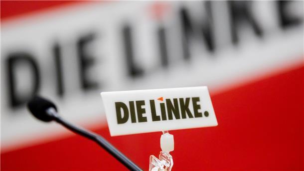 Das Logo der Linken ist bei einem Parteitag an einem Mikrophon angebracht.