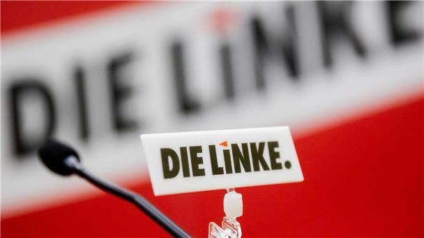 Linke Niedersachsen stellt sich gegen Spaltungsversuche Das Logo der Linken ist bei einem Parteitag an einem Mikrophon angebracht.