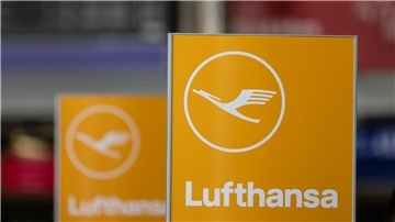 Das Logo der Lufthansa am Flughafen in Frankfurt am Main.